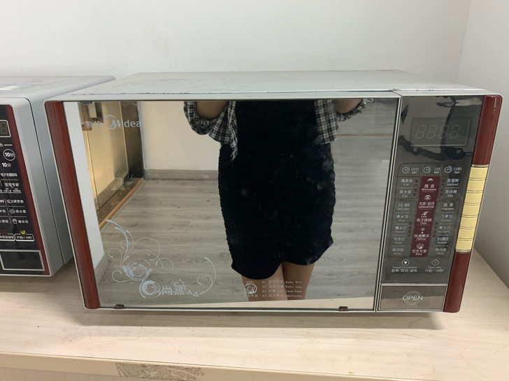 美的微波炉，用了两年，只是热饭，功能都是好...