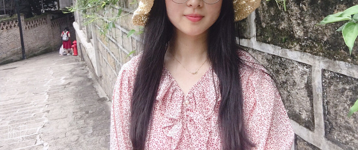 复古碎花雪纺衫，上身很美哦。去旅游的时候穿...