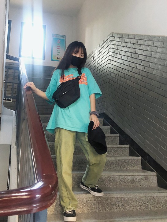 胸包男ins超火斜挎包男士简约百搭大容量时...