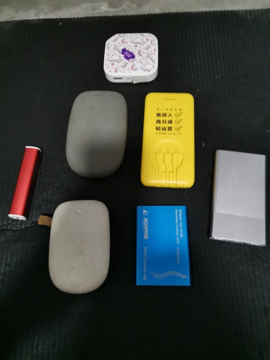 出售充电宝，儿子不要的充电宝，左边五个都能...