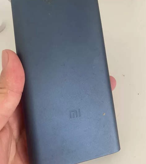 小米充电宝1万毫安。支持快充慢冲，基本没用...