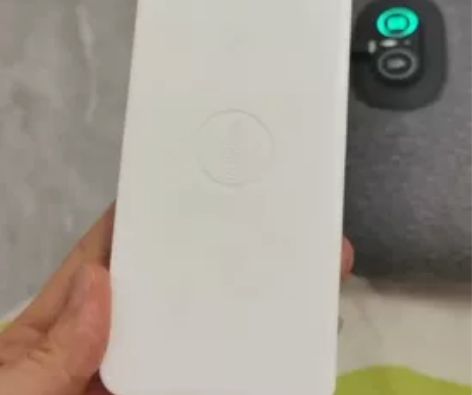 这个是飞利浦的充电宝，不光可以给手机充电，...