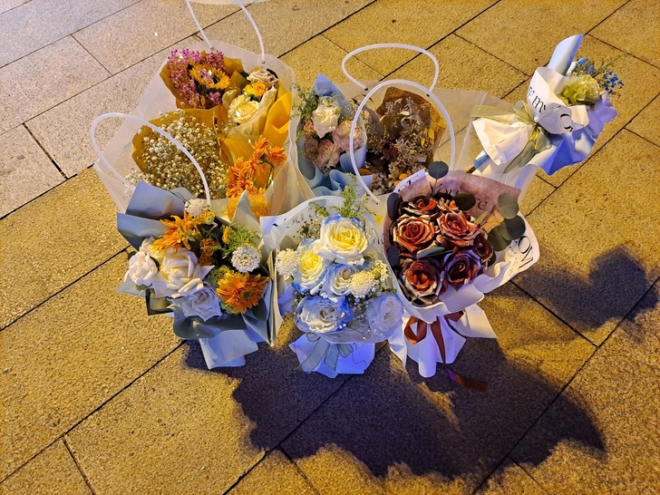 最近下雨不好出地摊啦，小花束9.9元，超值...
