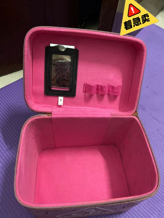 一个化妆包，98新，出门方便带
