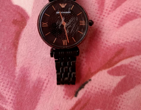 出一个正品阿玛尼满天星手表⌚ 搁到玻璃片，...