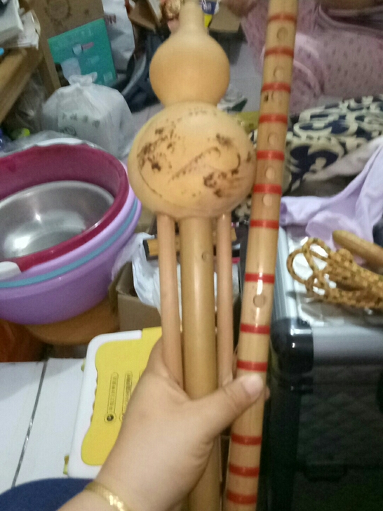 两个老乐器,一个葫芦丝一个笛子,都有点开裂...