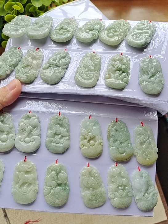 翡翠a货种水绿底色十二生肖牌