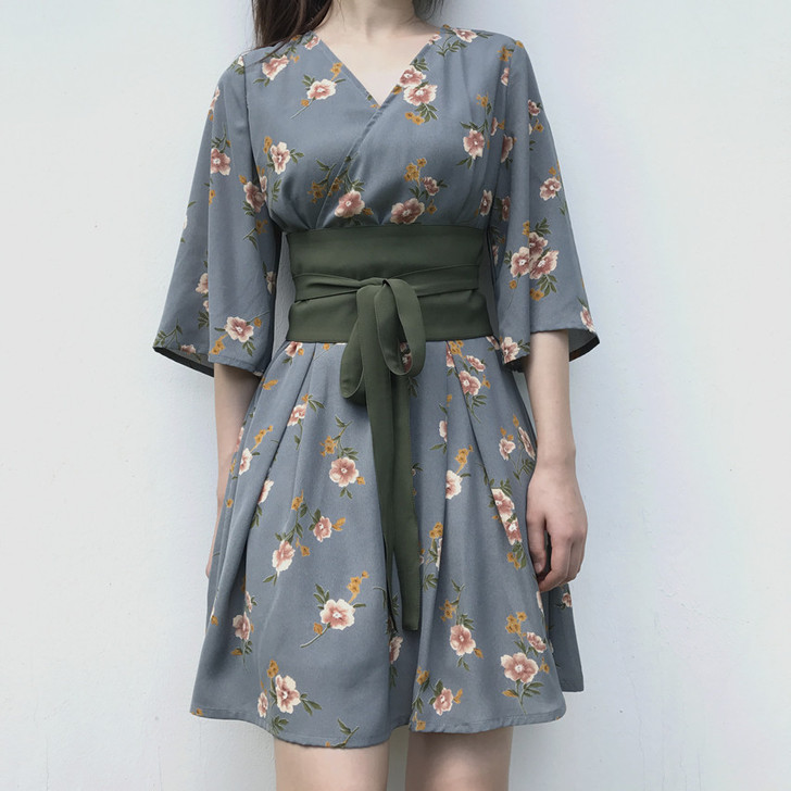 连衣裙 穿着很日系的感觉 尤其束腰带是加分...