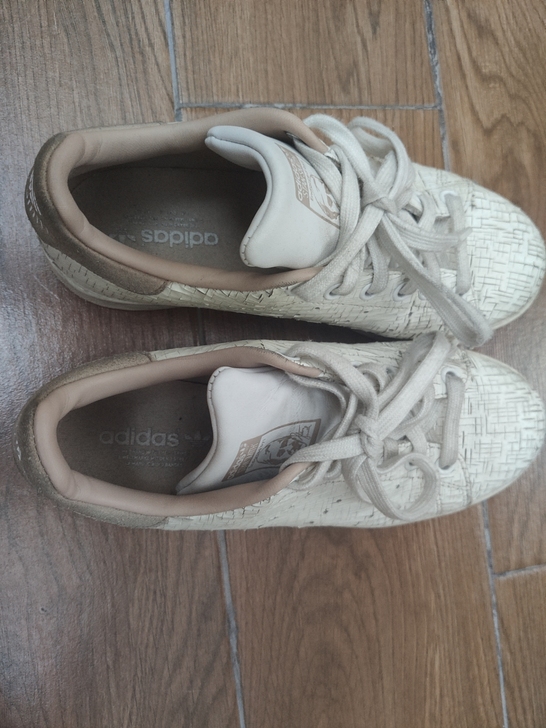 出一双37码的阿迪达斯史密斯Adidas史...