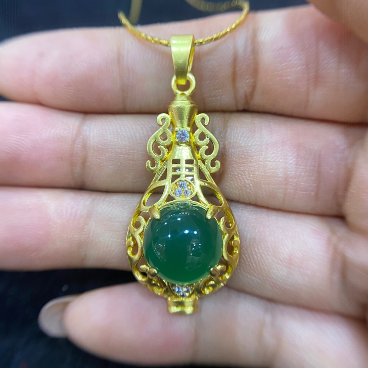 天然满绿色玉髓平安瓶吊坠