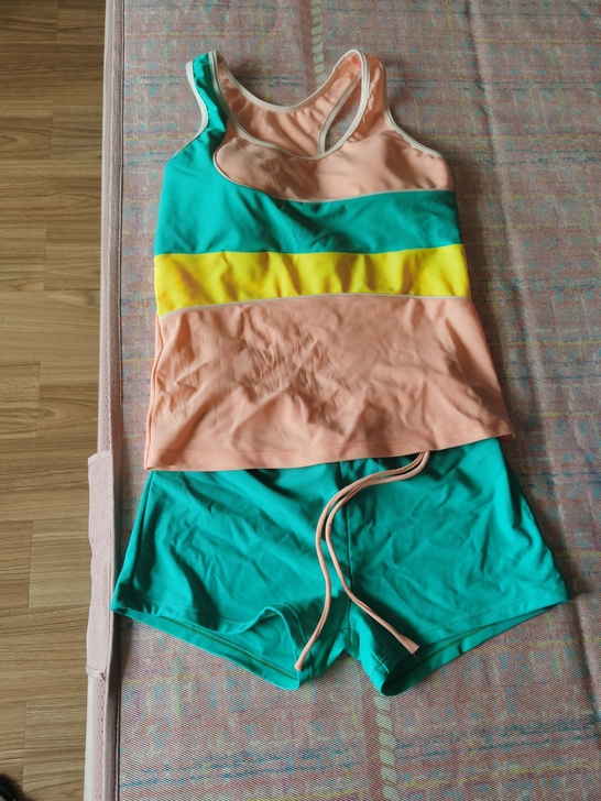 迪卡侬购入泳衣，女式。穿过一次，裤子上有点...