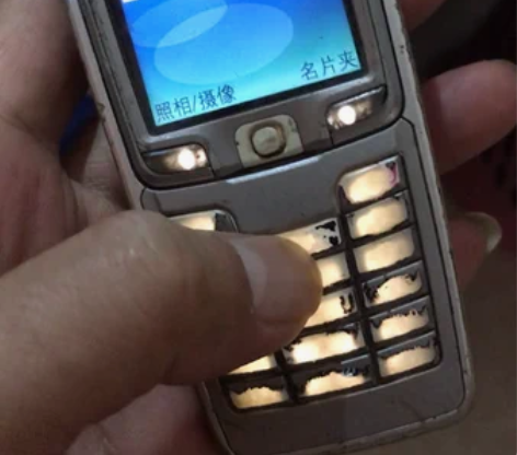 诺基亚e70。没电池和后盖，拉圾成色如图，...