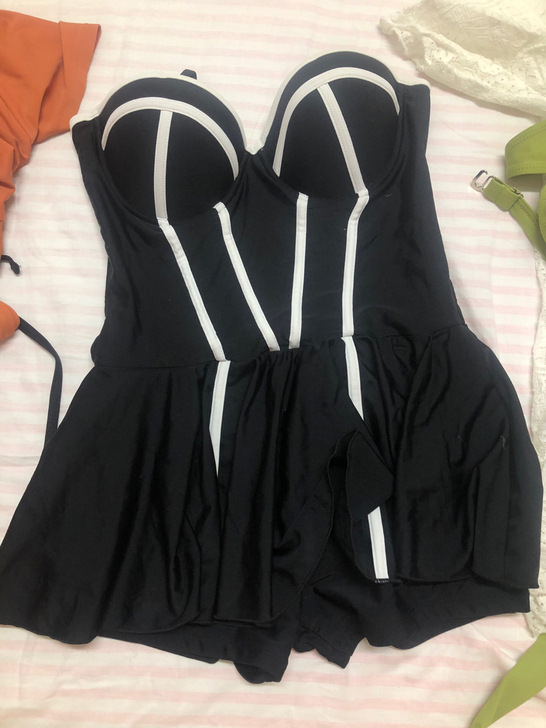女式泳衣，都只穿过一次，绿色那套裤子没有