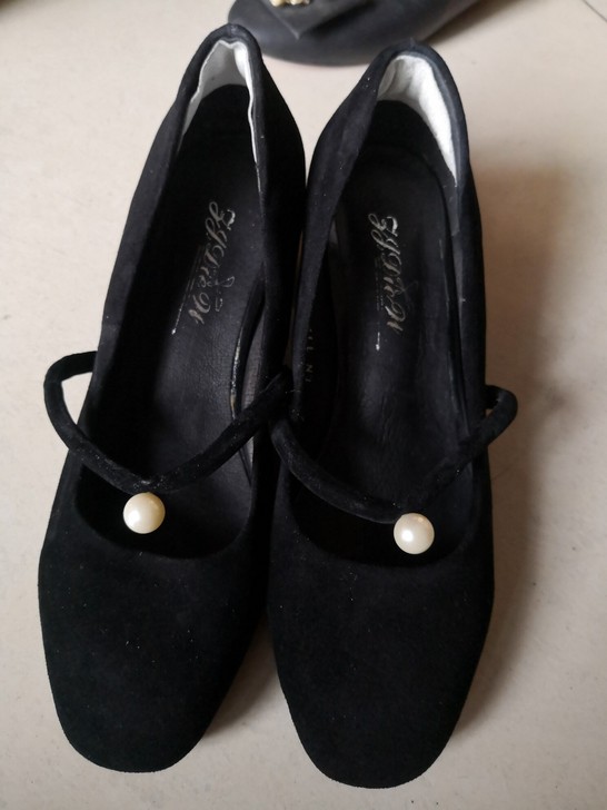 真皮单鞋,34码,小高跟,4CM左右,不累...