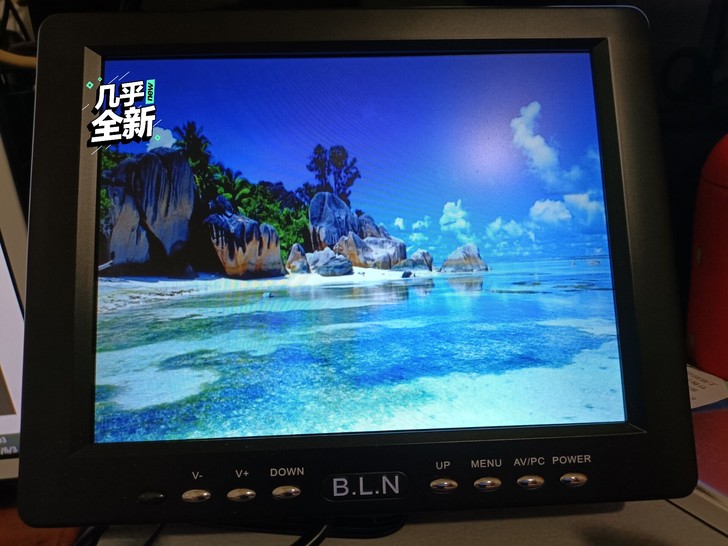 小显示器，带VGA接口，AV接口，可做倒车...