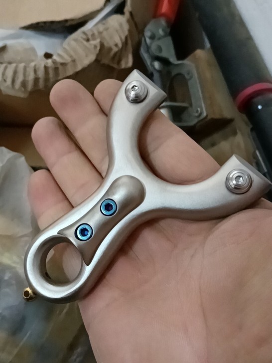 钛钢扁皮弹弓全新的！感兴趣的话点##amp...