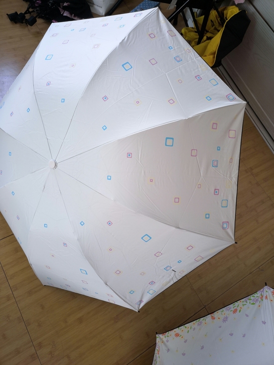 低价处理两款晴雨两用样品伞遮阳伞,内有黑胶...