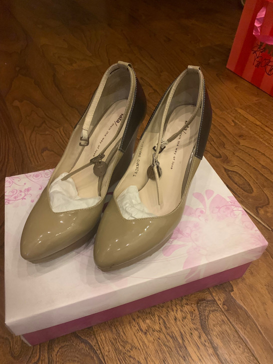 tata坡跟女鞋8成新38感兴趣的话给我留...