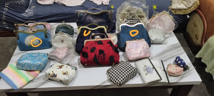 前两年纯手工做的口金包，因为搬家，把它们忘...