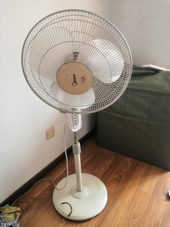电风扇一台,点蚊香时把底座烧了个洞,但功能...