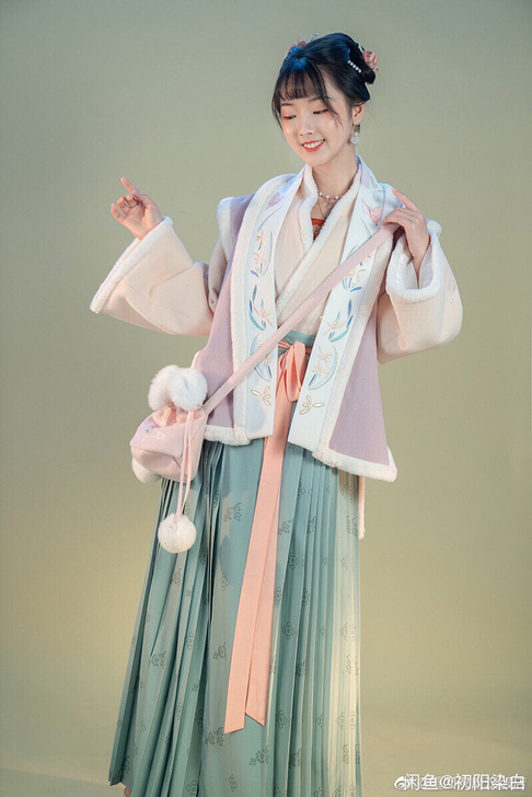 重回汉唐南絮直领对襟袄裙齐腰百迭裙绣花汉服女
