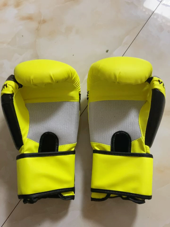 全新拳击手套。 给学员采购多了几幅低价出售...