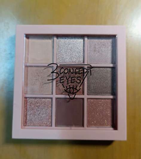 三只眼大地色九宫格眼影,郑州丹尼斯大卫城购...