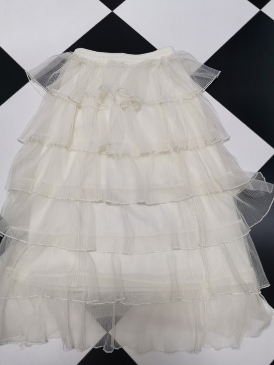 蛋糕裙,不是纯白色,略带香槟色,穿过一两次...