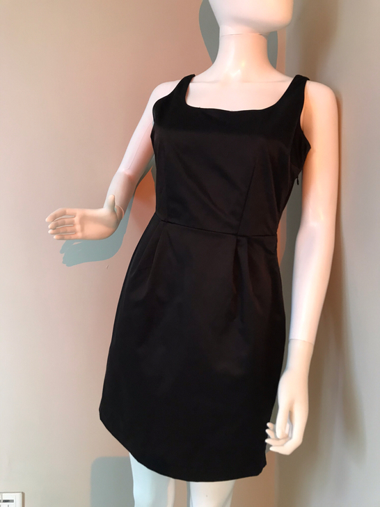 全新 黑色连衣裙 面料略硬 很有质感 穿...