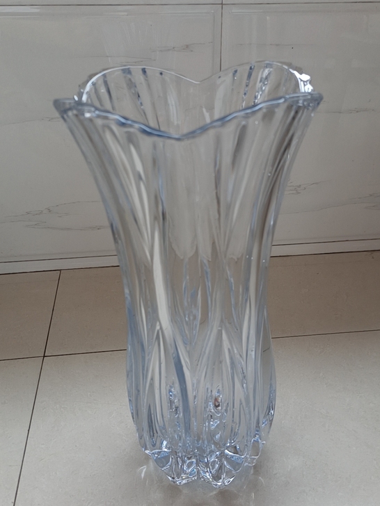 玻璃花瓶高28CM，瓶口直径15CM