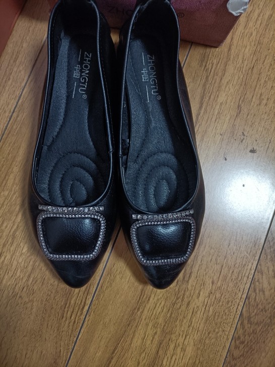 百搭时尚方扣尖头浅口单鞋女平底2021春款...