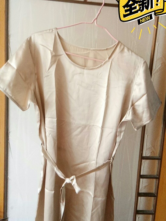 全新真丝素绉缎连衣裙。100％桑蚕丝。