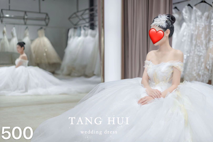 新上架婚纱，秒500。