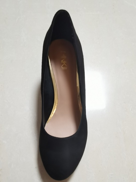 全新鞋柜坡跟黑色单鞋,38码,大概适合平时...