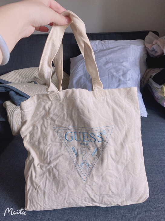 guess单肩帆布包，还配有一条长带可以斜...