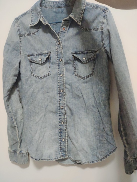 好看柔软的牛仔衬衣