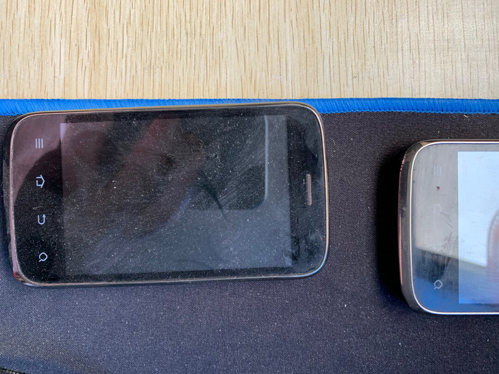 中兴手机两台可正常开机使用