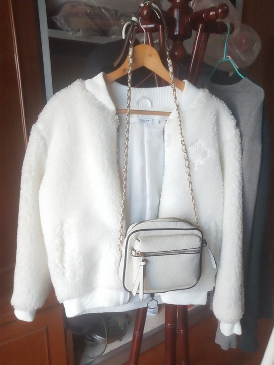 zara斜挎包女白色，没背过一直放着有一点...