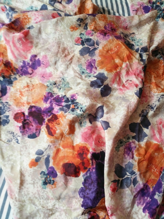 全新桑蚕丝提花光面布料，颜色和图片差不多，...