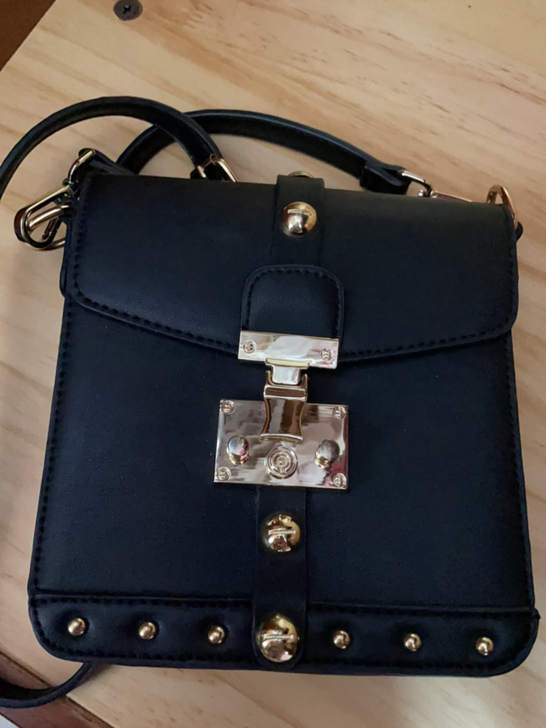 黑的包包 只背过一次