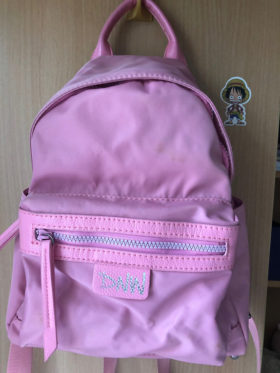 粉色双肩包，背过两三次，质量很好，拉链也很...