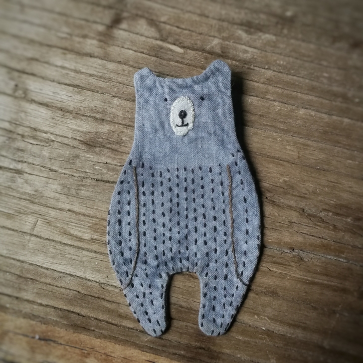 手工手缝 小熊胸针   刺子绣玩偶尺寸：9...