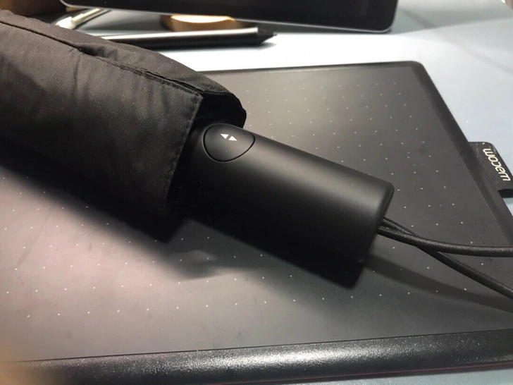 几乎全新  打开是自动的只用轻轻按下就打开了