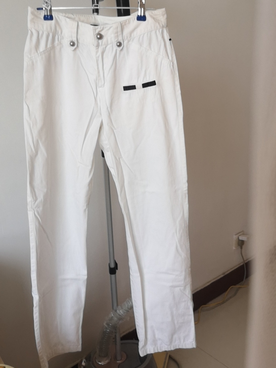 布瑞婷白色长裤，我没熨烫，裤型是一级棒的，...