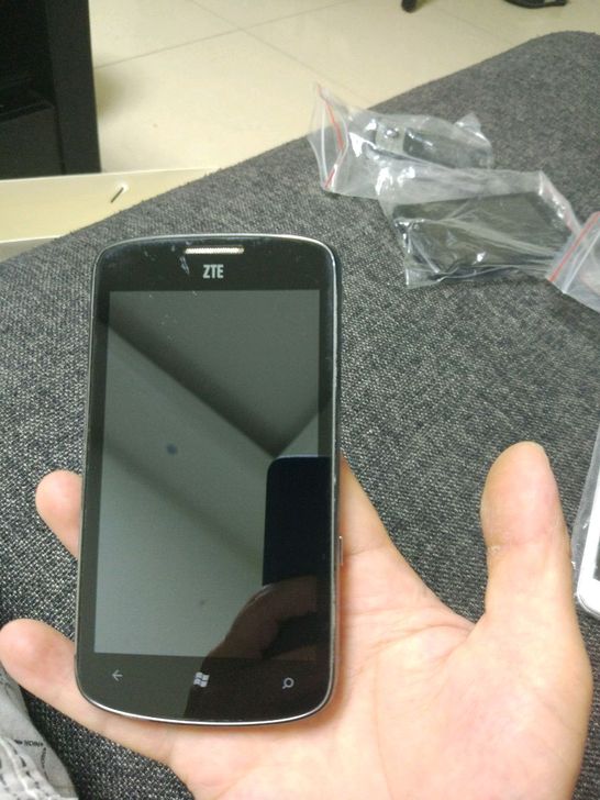 中兴ZTE V965W联通3g微软智能手机。