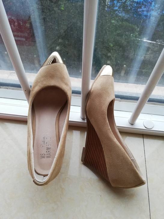 坡跟女鞋，自然光下拍摄，有喜欢的联系！