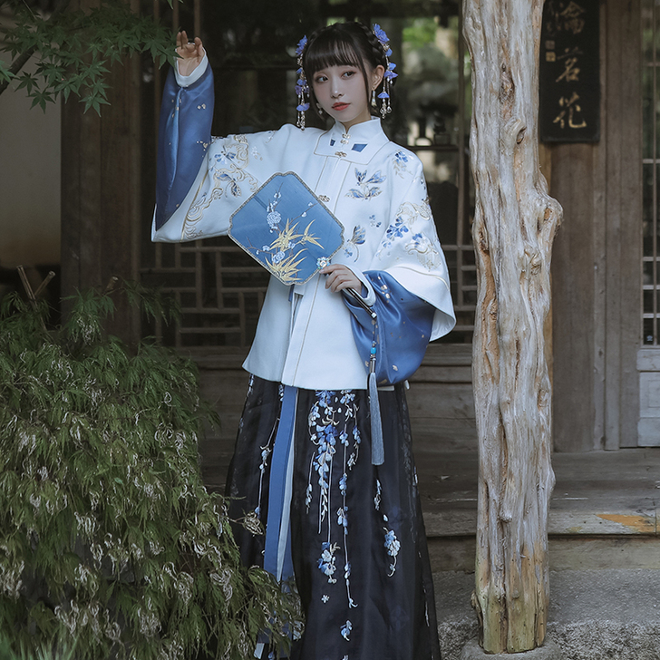 十三余汉服一整套图片所示。入手一共八百，，，