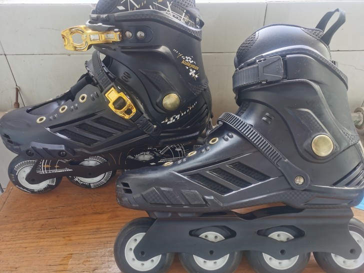 cf2轮滑鞋。新旧程度 ：穿过五六次，原价...