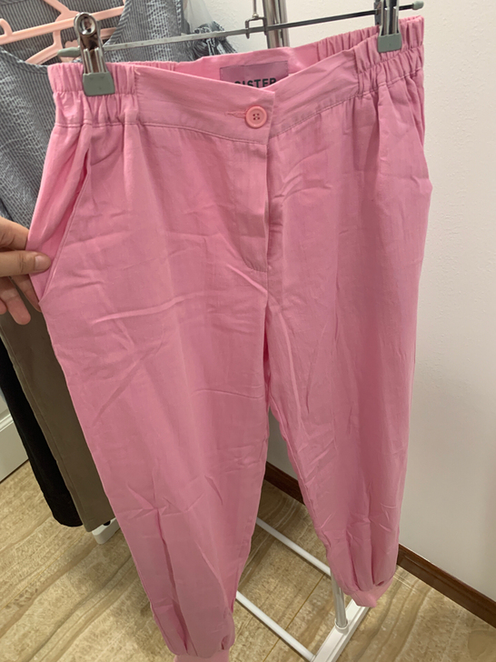 全新的粉色休闲裤，属于薄款的夏天穿正合适，...