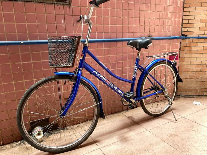 24寸凤凰自行车。车子还很新。骑行很轻松。...